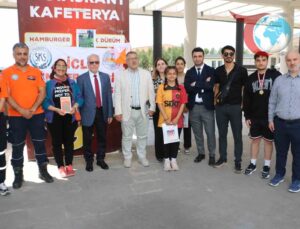 Meşhur Kadayıfçı Sıtkı Usta Oryantiring Yarışmasında Yarışmacılara Tatlı İkramında Bulundu