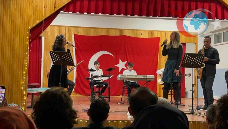 Öğretmenlerden Oluşan Koronun Renkli Performansı