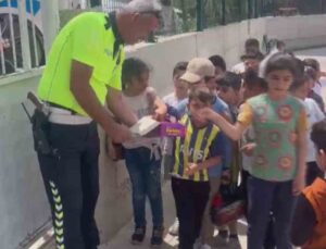 Polis Ekiplerinden Öğrencilere Çikolata Sürprizi!
