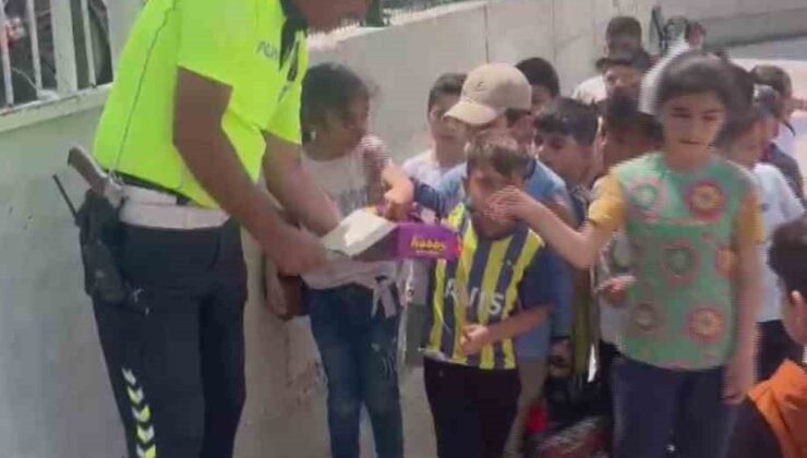 Polis Ekiplerinden Öğrencilere Çikolata Sürprizi!