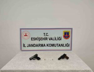 Ruhsatsız tabanca satmaya çalışırken yakalandı