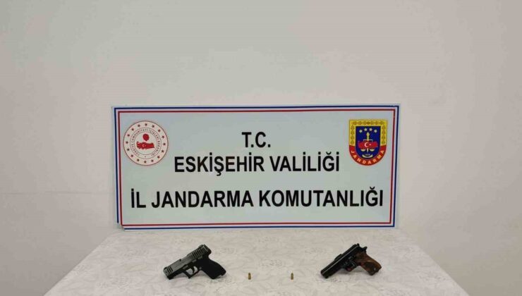 Ruhsatsız tabanca satmaya çalışırken yakalandı