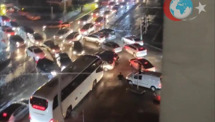 Üniversite Öğrencisi Trafik Lambalarının Devre Dışı Kaldığı Anda Müdahale Etti