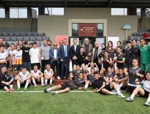 Ural Aküzüm, U16 İstanbul Liselerarası Kadın Futbol Kupası’nı Takdim Etti