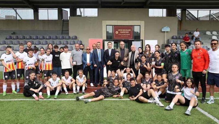 Ural Aküzüm, U16 İstanbul Liselerarası Kadın Futbol Kupası’nı Takdim Etti