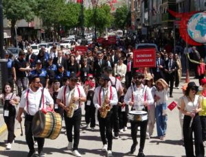 Van Akdamar Çocuk ve Gençlik Tiyatroları Şenliği Renkli Başlangıç Yaptı