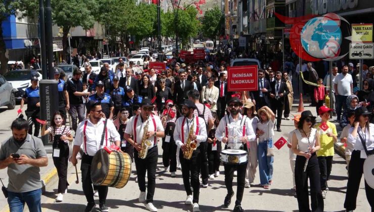 Van Akdamar Çocuk ve Gençlik Tiyatroları Şenliği Renkli Başlangıç Yaptı