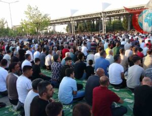 Adıyaman’da Bayram Namazı Coşkusu ve Bayramlaşma Töreni