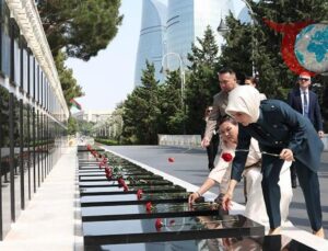 Bakü’de Şehitlerin Anısına Anlamlı Ziyaret