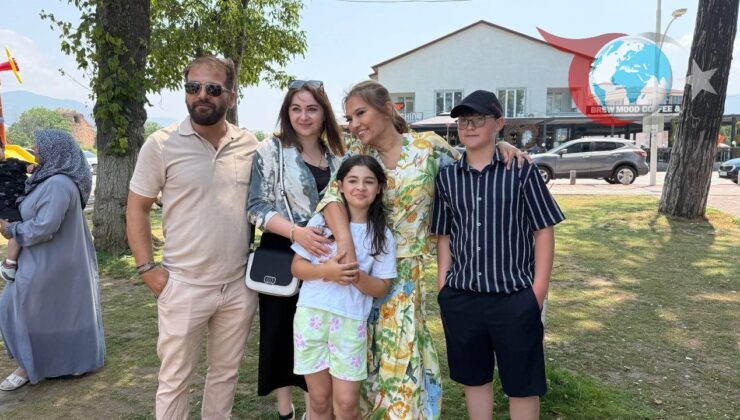 Demet Akalın İznik’te Küçük Hayranı İle Gönül Aldı