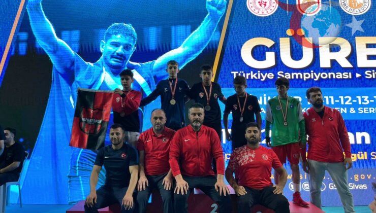 Denizli Güreşçileri Sivas’taki Türkiye Şampiyonası’nda Büyük Başarı Elde Etti