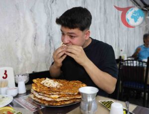 Elazığlı Gencin İştahı Şaşırtıyor: 70 Kiloyla 15 Lahmacun!