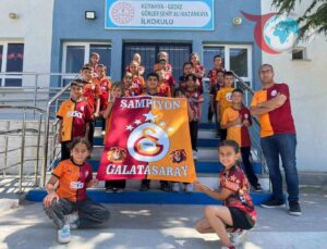 Gökler Beldesi’nde Minik Galatasaray Taraftarlarının Danslı Şampiyonluk Kutlaması