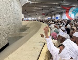 Hacıların Kutsal Görevi: Cemerat’ta Şeytan Taşlama ve Ziyaret Tavafı