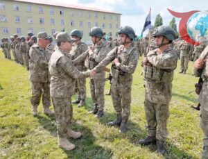 Kara Kuvvetleri Komutanı Bayraktaroğlu’ndan Ağrı’daki Mehmetçiklere Bayram Ziyareti