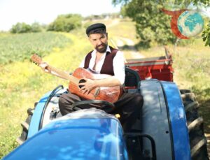 Mehmet Çevik’ten Yazın Hit Parçası: “Lingo Lingo Şişeler”