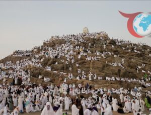 Mekke’de Hacı Adayları Arafat Yolunda: Dualar, İbadetler ve Manevi Huzur