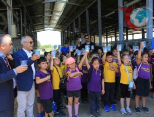 Minikler inekler arasında süt içerek Süt Günü’nü kutladı