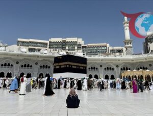 Müslüman Hacılar Mekke’ye Veda Ediyor: Duygu Yüklü Bir Yolculuk
