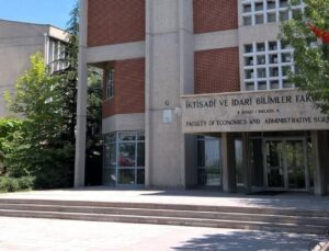 ODTÜ Mezuniyet Töreninde Dansöz Sürprizi Sosyal Medyayı Karıştırdı