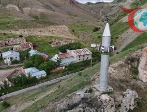 Sivas’ın Zara İlçesinde Eşsiz Bir Yapı: “Minare Var, Cami Nerede?”