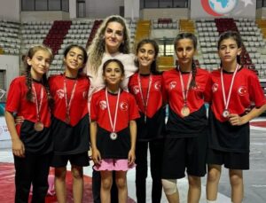 Sivas’ta Minikler Türkiye Güreş Şampiyonası’nda Salihli’den Büyük Başarı