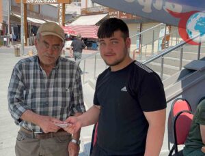 Suriyeli Gencin Örnek Davranışı: Kaybettiği Paraya Kavuştu