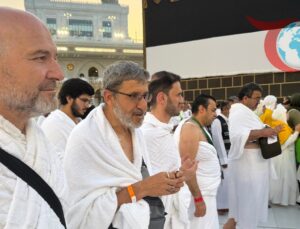 Türk Siyasetçiler Kabe’de Hac İbadetlerini Yerine Getiriyor