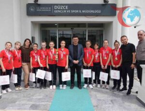 Yazıcı başarılı sporcuları ağıladı