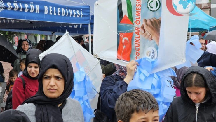 Yüzlerce kişi yağmur altında Filistin için tek yürek oldu