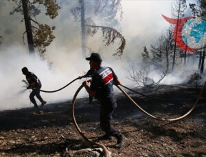 Antalya’da Yangın Alarmı: Mahalleler Tahliye Ediliyor