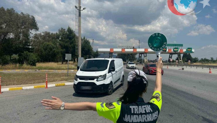 Aydın’da Jandarma Ekipleri Düzensiz Göçmenleri Araçta Yakaladı
