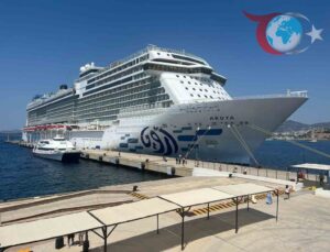 Bodrum’un Limanına Yanaşan Devasa Yolcu Gemisi Aroya, 608 Turisti Ağırlıyor