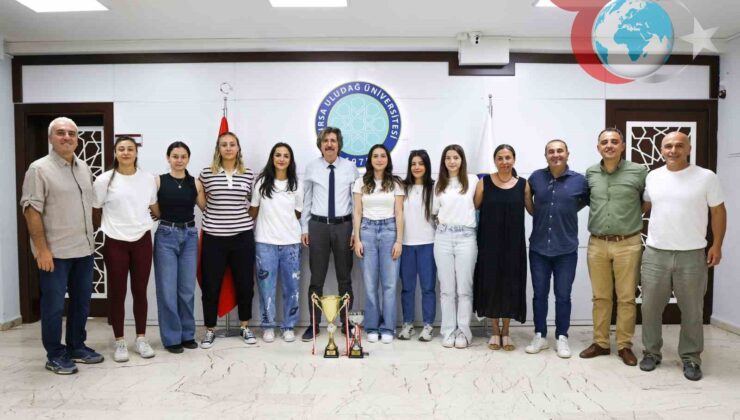 Bursa Uludağ Üniversitesi Kadın Plaj Hentbolu Takımından Çifte Zafer