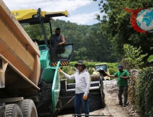 Çanakkale’de Köy Yollarına Sıcak Asfalt Dökümü Devam Ediyor