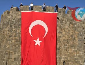 Diyarbakır Surları’nda Ay Yıldızlı Bayrak Dalgalanıyor