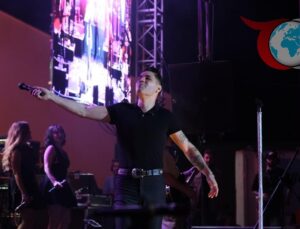 Emir Can İğrek Akşehir Sahnesinde Unutulmaz Anlar Yaşattı