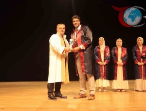 Erciyes Üniversitesi’nde İlahiyat Fakültesi Mezuniyet Coşkusu