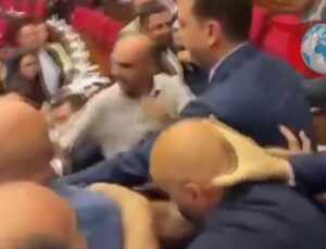 Ermenistan Parlamentosu’nda Yumruklar Konuştu: Milletvekilleri Arasında Kavga Çıktı