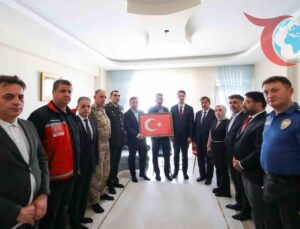 Erzincan’da Gazi Ziyareti ve Türk Bayrağı Takdimi