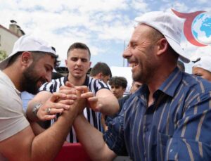Erzurum’da Oto Sanayi Çalışanlarından Renkli Bilek Güreşi Turnuvası