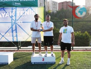 Gaziosmanpaşa’da Coşkulu Ayak Tenisi Turnuvası: Sporun Adresi