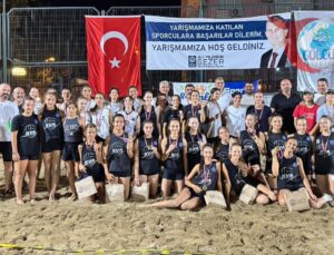 Gölcük’te Plaj Voleybolu Şöleni: Küçükler Kategorisi Nefes Kesti!