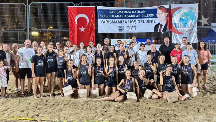 Gölcük’te Plaj Voleybolu Şöleni: Küçükler Kategorisi Nefes Kesti!
