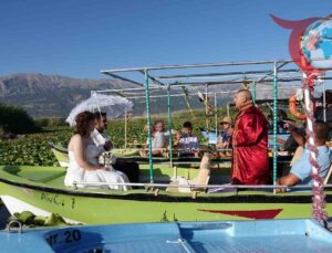 Işıklı Gölü’nde Nilüferler Arasında Romantik Nikah Töreni