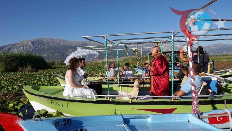 Işıklı Gölü’nde Nilüferler Arasında Romantik Nikah Töreni