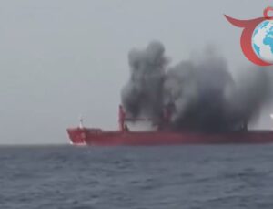 Kızıldeniz’deki Husilerin Saldırısı: Yunan Yük Gemisi Magic Seas’in Vurulma Anı