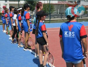 Kuşadası Belediyesi’nden Çocuklara Ücretsiz Tenis Keyfi