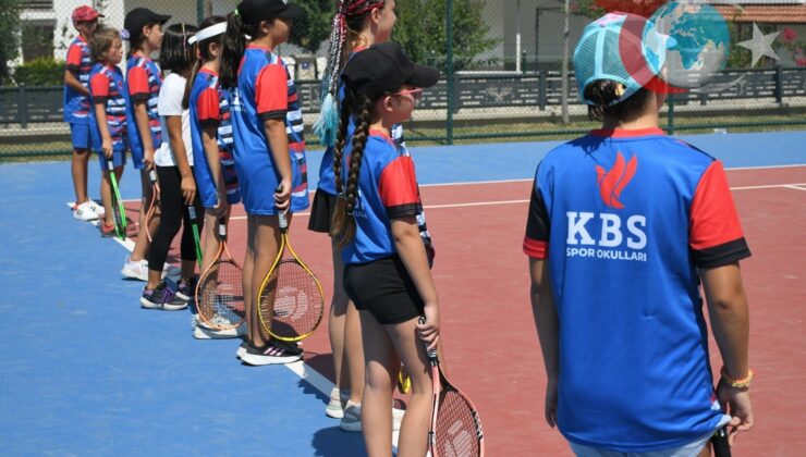 Kuşadası Belediyesi’nden Çocuklara Ücretsiz Tenis Keyfi
