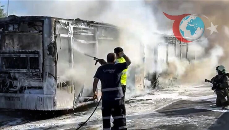 Metrobüs Yangını İstanbul Trafiğini Felç Etti